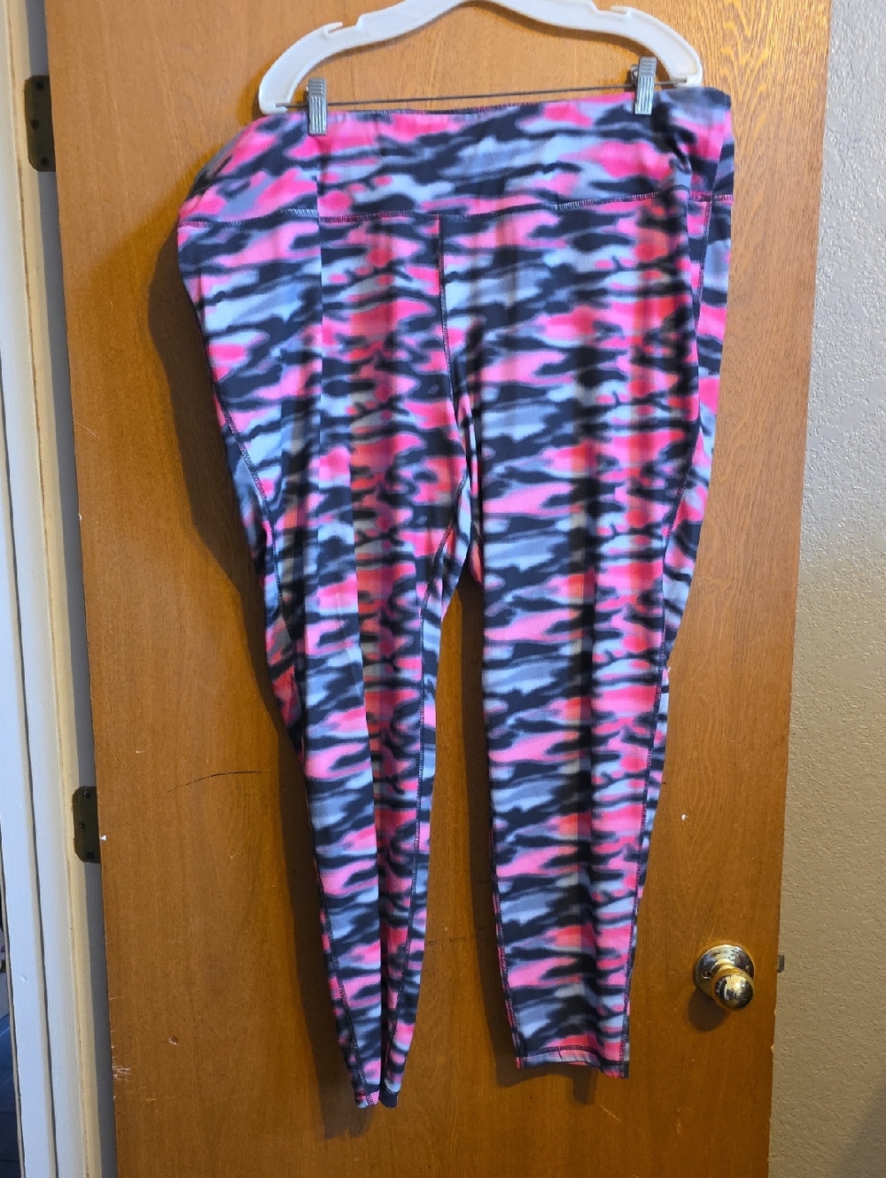 Livi Active Pink & Gray Camo-Print Leggings